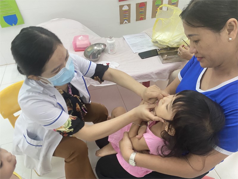 Trường MN Hiệp Phú tổ chức cho trẻ dưới 36 tháng tuổi uống VTMA ngày 27/11/2014.