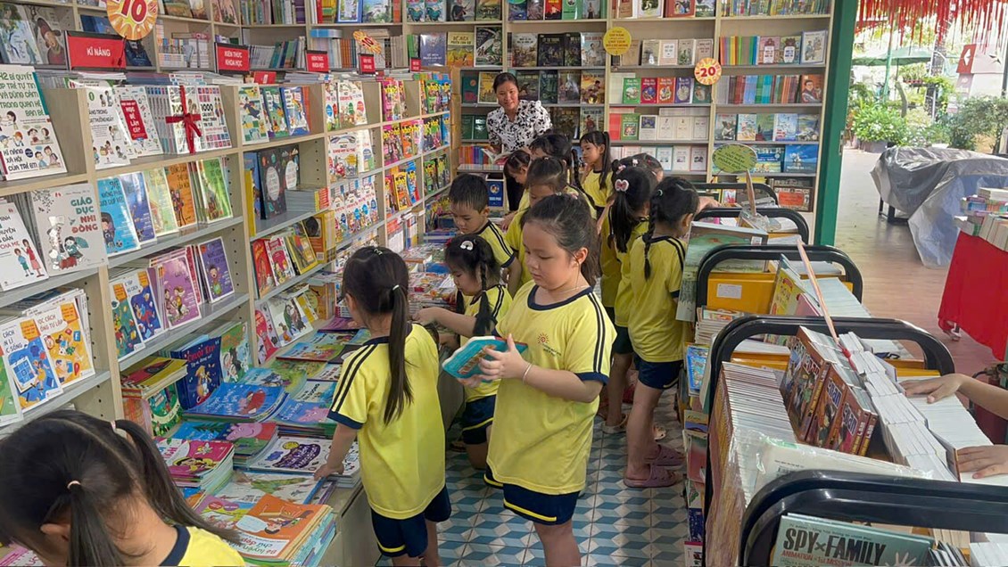 Bé đọc sách, xem tranh truyện về Bác Hồ kính yêu