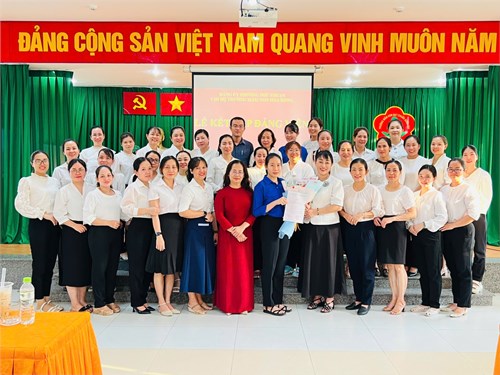 Ngày 18/4/2025 Chi bộ mầm non Hoa Hồng tổ chức lễ kết nạp Đảng viên mới cho đoàn viên ưu tú Phạm Thanh Ngân được đứng vào hàng ngũ của Đảng
