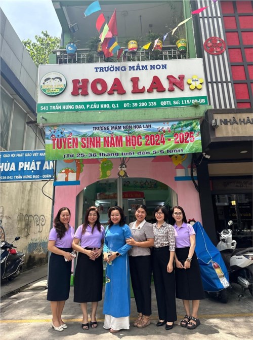 Đồng chí Nguyễn Trung Châu Tuyên - UVBTV Quận ủy - Trưởng Ban Tuyên giáo quận ủy và các đồng chí trực thuộc Đảng ủy phường Cầu Kho đến kiểm tra nơi trưng bày Không gian văn hóa tại các điểm Trường mầm non Hoa Lan vào ngày 20/8/2024.