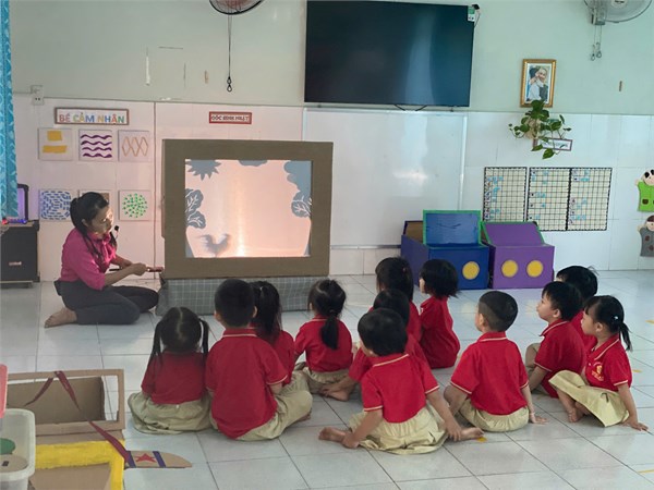 Giờ học kể chuyện đầy thú vị của các bạn nhỏ lớp mầm