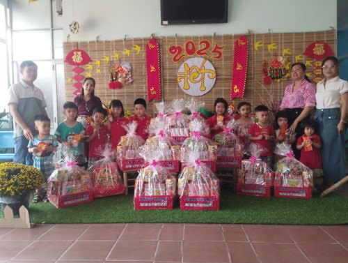 Ban đại diện CMHS hỗ trợ quà tết cho học sinh có hoàn cảnh khó khăn