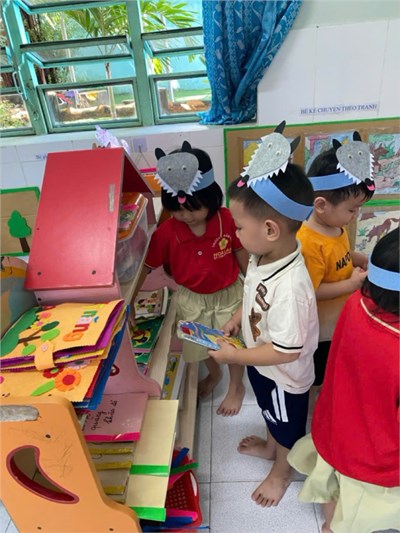 Hoạt động vui chơi trong lớp của bé