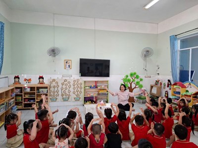Hoạt động làm thí nghiệm “Núi lửa phun trào”