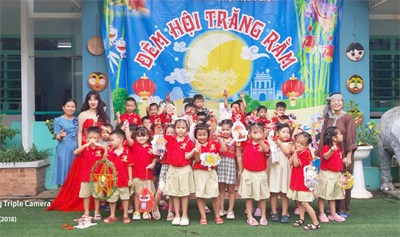 Bé vui hội trăng rằm