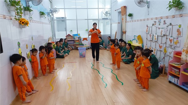Trường Mầm non Hoa Mai Quận 3
Chuyên đề: Hướng dẫn tổ chức hoạt động giáo dục thể chất cho trẻ mầm non
Đi trong đường ngoằn ngoèo có mang vật trên tay