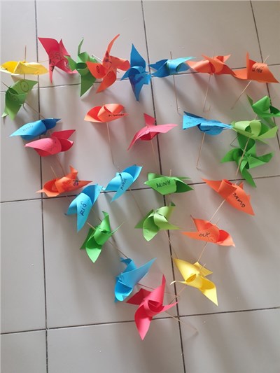 Mầm non Hoa Mai Quận 3 - Bé làm chong chóng quay Lớp 5-6 tuổi