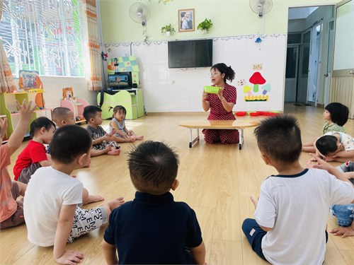 Trường Mầm non Hoa Mai Quận 3 - Hoạt động với đồ vật: kỹ năng xâu hạt - NHóm 25-36 tháng