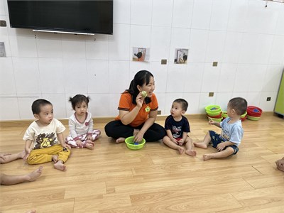 Trường Mầm non Hoa Mai Quận 3
Hoạt động với đồ vật Xếp chồng
Nhóm 13-24 tháng