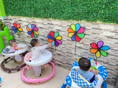 Trường Mầm Non Hoa Mai
Bé chơi với chong chóng
Nhóm 6-12 tháng