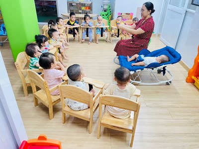 Mầm non Hoa Mai
Nhóm 6-12 tháng
HDVDV chơi đồ chơi con sâu