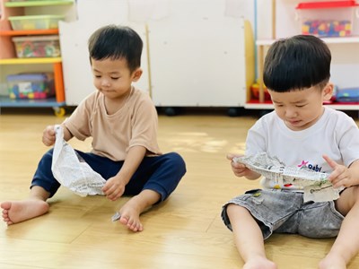 Mầm Non Hoa Mai Quận 3
Bé chơi với giấy
Nhóm 25-36 tháng
