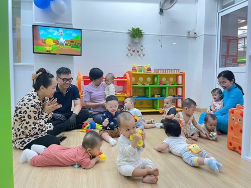 Ngày đầu đến lớp
Các em nhóm 6-12 tháng