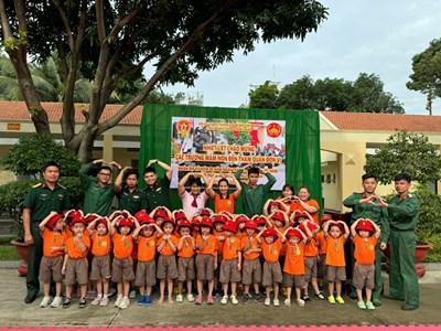 Trường Mầm non Hoa mai Quận 3
Lớp 4-5 tuổi (Lớp 4B)
Trẻ tham quan tiểu đoàn tăng thiết giáp