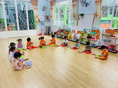 Trường Mầm non Hoa Mai Quận 3
Nhóm 25-36 tháng (Gấu bông)
Xâu vòng xen kẻ