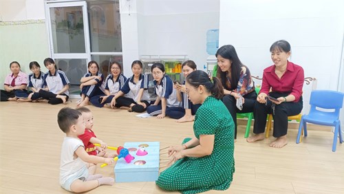 Trường Mầm non Hoa Mai Quận 3
Gõ đập đồ chơi 
Nhóm 6-12 tháng