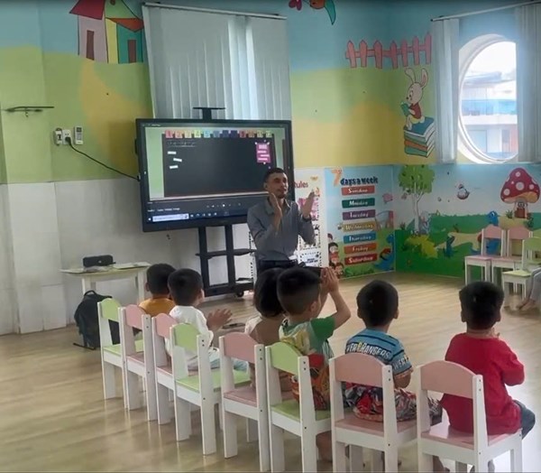 Giờ học tiếng anh của bé
