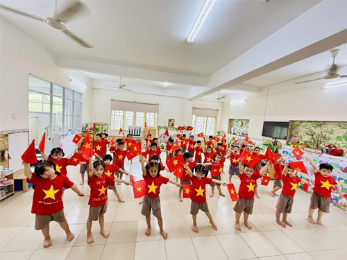 Lớp chồi 2 trường mầm non họa mi tham gia đồng diễn thể dục cấp mầm non toàn thành phố kỷ niệm 50 năm ngày giải phóng miền nam, thống nhất đất nước