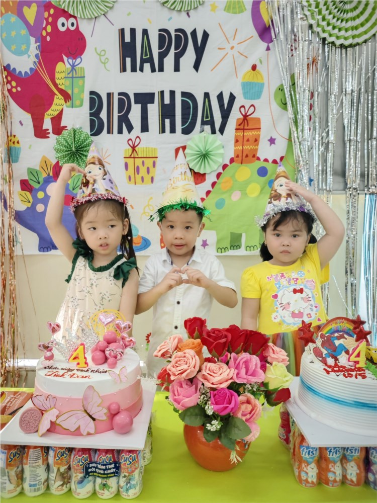 Các bé lớp mầm 3 vui sinh nhật của các bạn có ngày sinh trong tháng 5