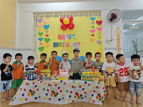 Ngày 28/03/2024 các bé lớp Mầm 3 chúc mừng sinh nhật các bạn có ngày sinh trong tháng 3.
