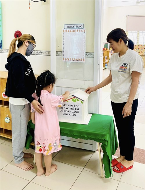 Lớp chồi 2 trường mầm non họa mi quyên góp ủng hộ các trẻ em có hoàn cảnh khó khăn
