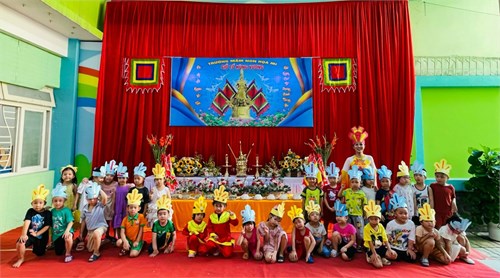 Các bé lớp chồi 2 trường mầm non họa mi tham gia lễ giỗ tổ hùng vương