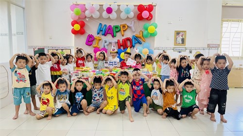 Lớp chồi 2 chúc mừng sinh nhật các bé có ngày sinh trong tháng 2