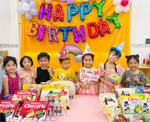 Lớp Chồi 2 tổ chức sinh nhật cho các bé có ngày sinh trong tháng 3.
