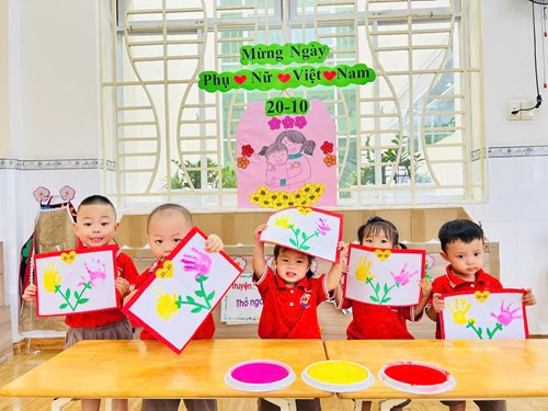 Các bé lớp 25-36th(2) mừng ngày Phụ nữ Việt Nam 20-10