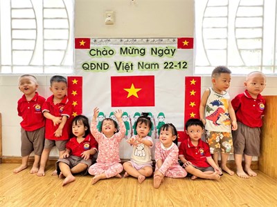 Các bé lớp 25-36 tháng(2) chào mừng ngày thành lập Quân đội nhân dân Việt Nam 22/12