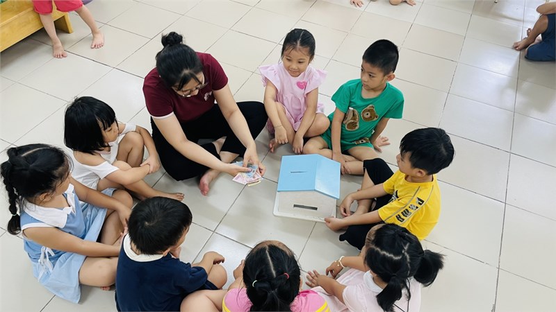 Các bé lớp Lá 2 cùng nhau nuôi heo đất, xây dựng quỹ khuyến học