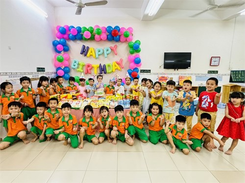 Lớp Lá 2 tổ chức sinh nhật cho các bé có ngày sinh trong tháng 12