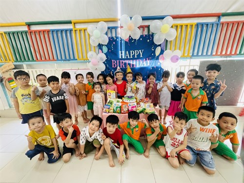 Lớp Lá 2 tổ chức sinh nhật cho các bé có ngày sinh trong tháng 4