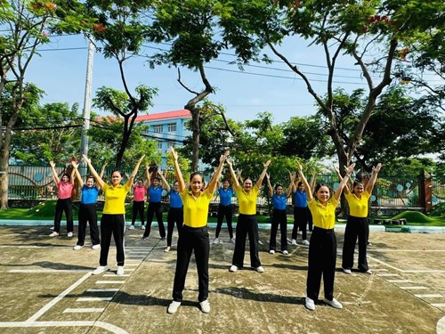 Thể dục giữa giờ  khoẻ để lao động sản xuất 
