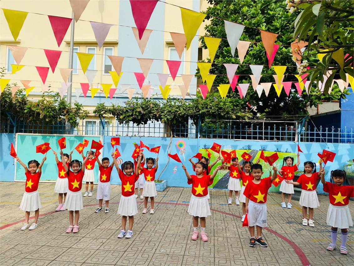 Thể dục đồng diễn chào mừng 50 năm giải phóng miền Nam, thống nhất đất nước.