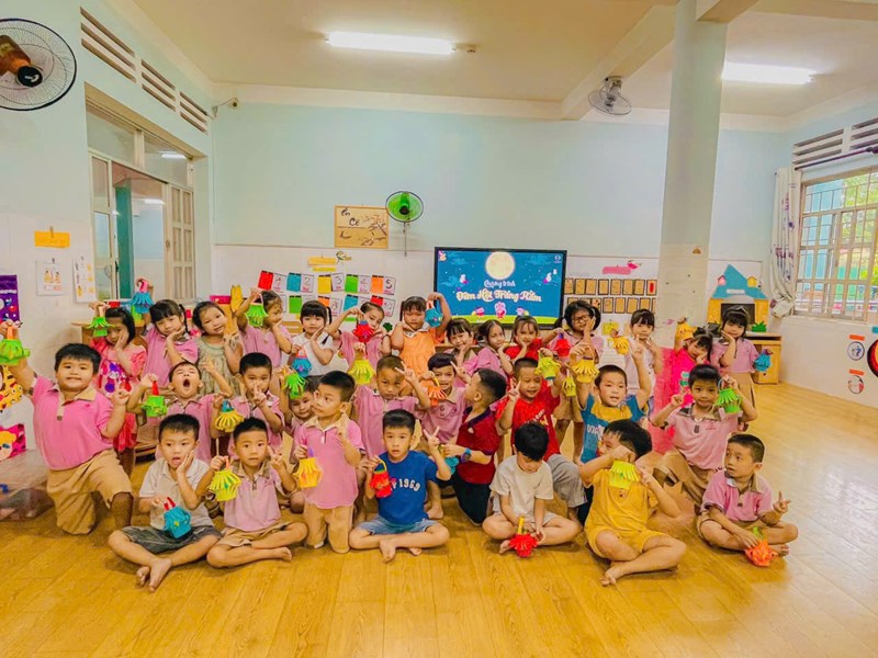 🌷🌷BÉ LÁ 2 LÀM LỒNG ĐÈN TRUNG THU 🥰
✌🏻Để chào đón ngày Tết Trung Thu, hôm nay các bạn lớp Lá 2 Trường Mầm Non Hoa Phượng Hồng đã tự tay làm những chiếc lồng đèn xinh xắn để vui Trung thu!