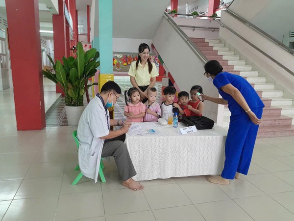Trường Mầm non Hoa Phượng Hồng triển khai chiến dịch tiêm vắc xin Sởi cho trẻ tại trường.
Thực hiện công văn số 821/ KH-TTYT ngày 30/8/2024, của Trung tâm y tế huyện Bình Chánh về việc triển khai chiến dịch tiêm chủng vắc xin phòng, chống dịch Sởi trên địa bàn huyện Bình Chánh năm 2024.