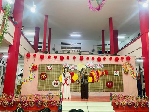 Tháng 9, tháng của trẻ nhỏ, tháng của sum vầy. Để tháng 9 trở nên ấm áp, vui tươi và bổ ích hơn, trường Mầm non Hoa Phượng Hồng tổ chức cho các bé ngày hội bé vui Trung thu đầy tình yêu thương, nhiều nụ cười và ý nghĩa.