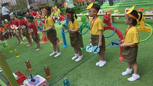hực hiện Kế hoạch số 866/KH-GDĐT ngày 23 tháng 7 năm 2024 của Phòng Giáo dục và Đào tạo quận Gò Vấp về phát động phong trào thi đua “Xây dựng văn hóa giao thông an toàn, vì sự phát triển bền vững của Thành phố Hồ Chí Minh giai đoạn 2024 - 2030” trong các cơ sở giáo dục trên địa bàn Thành phố Hồ Chí Minh;
Trường mầm non Hoa Quỳnh đã phát động hưởng ứng tháng ATGT năm học 2024-2025 với các hoạt động nhằm tuyên truyền CB-GV-NV, PHHS và trẻ tại trường nhận thức và thực hiện tốt luật giao thông.