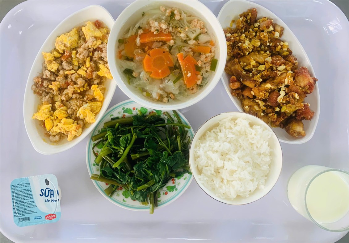 Món ăn trưa của trẻ ngày 04.11.2024
- Cơm trắng 
- Món mặn : 
Trẻ mẫu giáo : gà tẩm bột chiên xóc trứng muối 
Trẻ nhà trẻ : gà kho trứng chiên 
- Canh : Thịt băm nấu bắp cải 
- Tráng miệng: yaourt 
- Trẻ Suy dinh dưỡng :  sữa 
- Trẻ TCBP: rau muống luộc