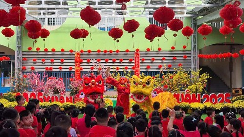 Chào mừng Xuân Ất tỵ 2025. Trường Mầm non Hồng Yến tổ chức lễ hội “ Vui Xuân trẻ thơ” với các hoạt động văn nghệ, tham gia thi trưng mâm ngũ quả, làm thiệp xuân và một số trò chơi dân gian cho các bé tham gia.