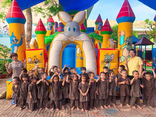 Trường Mầm non tổ chức cho các bé khối Mầm và khối Nhà trẻ hoạt động tô tranh quạt và tham gia các trò chơi dân gian như bắt cá, đập bóng, đi cầu khỉ…Qua hoạt động giúp trẻ mạnh dạn, tự tin và có thêm một số kỹ năng cần thiết trong quá trình học tập.