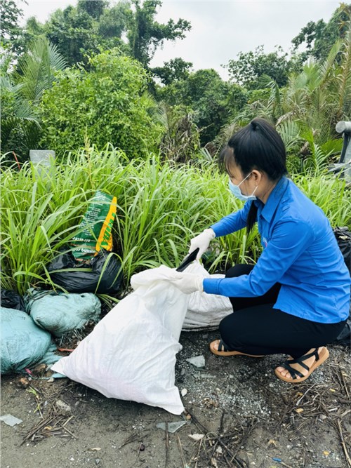 Chi đoàn Trường Mầm non Hướng Dương 2, tham gia Chủ nhật Xanh lần thứ 154