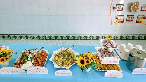 Trường Mầm non Hướng Dương tổ chức cho trẻ ăn búp phê