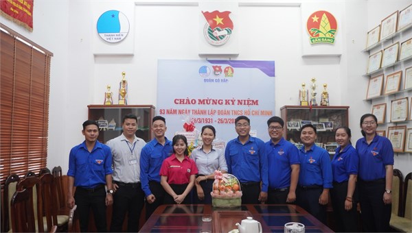 Chi đoàn trường MNHD cùng với các chi đoàn trường bạn đến thăm và chúc mừng BCH Đoàn phường 14 và Quận Đoàn nhân ngày 26/3