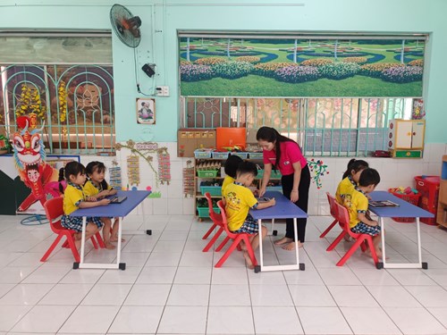 Giờ học Làm quen chữ viết - Lớp Lá 3