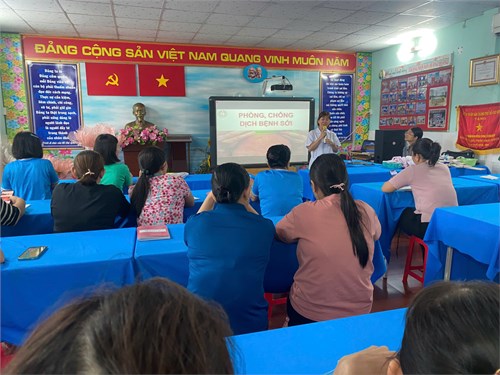 Trường Mầm non Hướng Dương thực hiện công tác: bồi dưỡng phòng chống dịch bệnh, tuyên truyền dịch Sởi, phòng chống tai nạn thương tích, thực hành sơ cấp cứu cho trẻ
