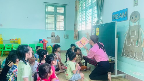 Các bé lớp Chồi quan sát tranh mẫu của cô