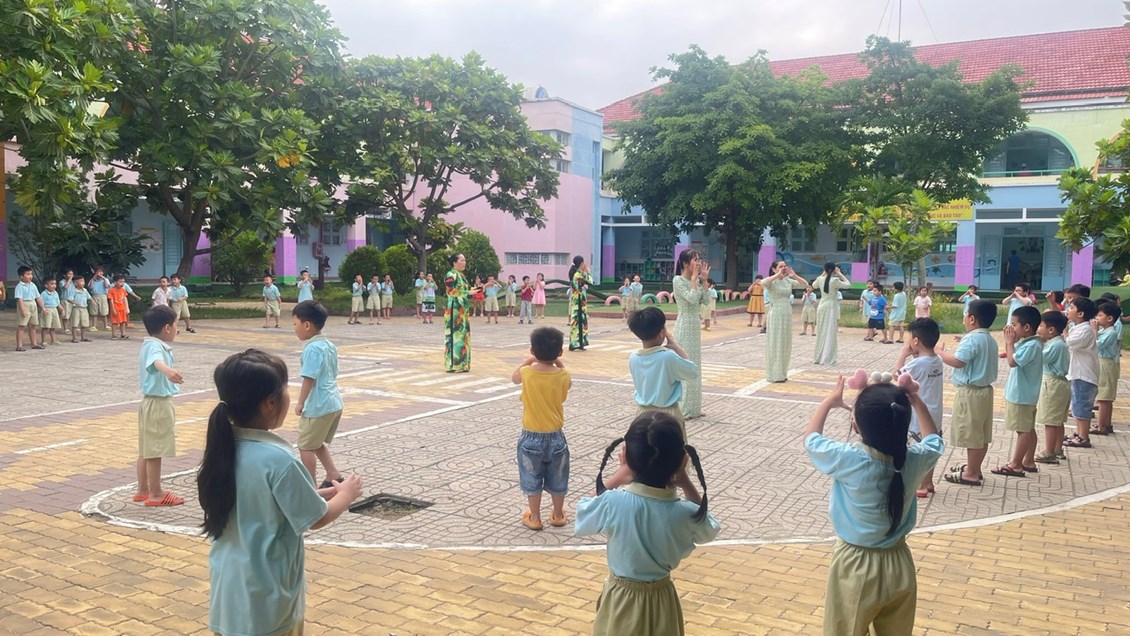 Trẻ tập thể dục buổi sáng