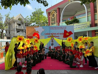 Chương trình văn nghệ và hoạt cảnh chào mừng kỷ niệm 50 năm ngày giải phóng miền Nam, thống nhất đất nước của tập thể cô và trẻ Trường Mầm non Hương Sen.